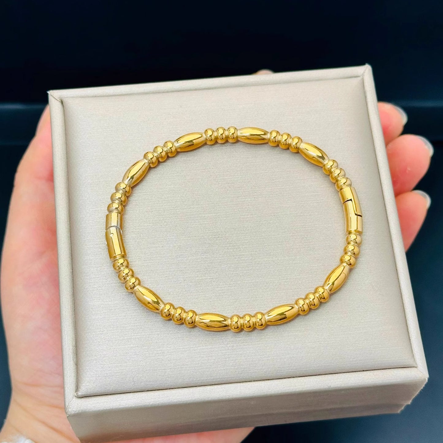 Bracciale da donna a goccia placcato oro in acciaio al titanio con perline geometriche minimaliste
