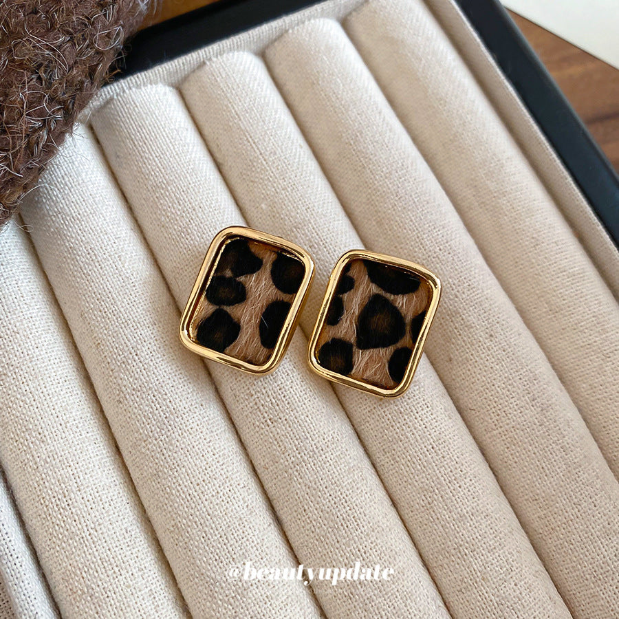 Pendientes de tuerca retro geométricos con diseño de estampado de leopardo con textura de terciopelo para mujer, aleación galvanizada, accesorio de moda minimalista de lujo