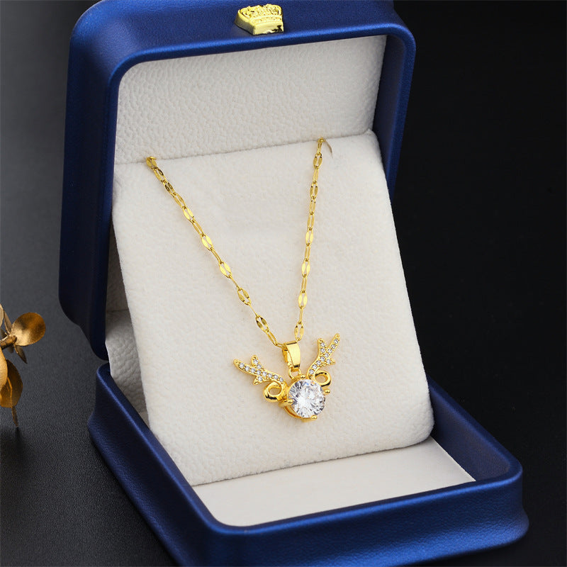 Collana da Donna di Lusso con Ciondolo a Corna di Cervo Tempestato di Strass, in Acciaio al Titanio con Finitura Placcata e Catena a Sfera