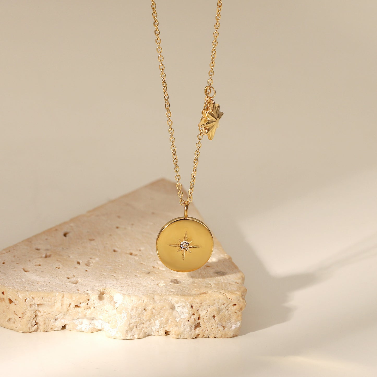 Collar con colgante de estrella de ocho puntas de acero inoxidable chapado en oro de 18 quilates de moda con circonitas para mujer