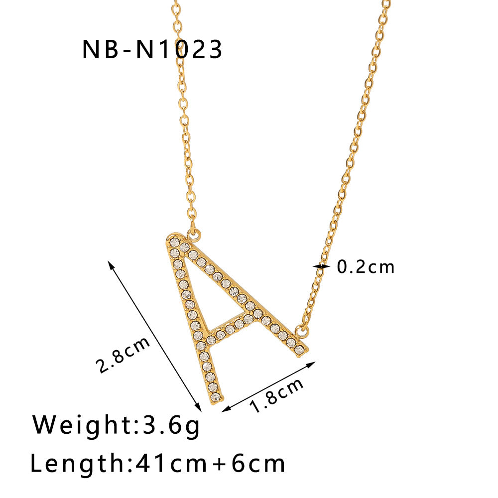 Collana con pendente minimalista in acciaio inossidabile a forma di lettera con intarsio di strass e placcatura in oro 18 carati su catena O per donna