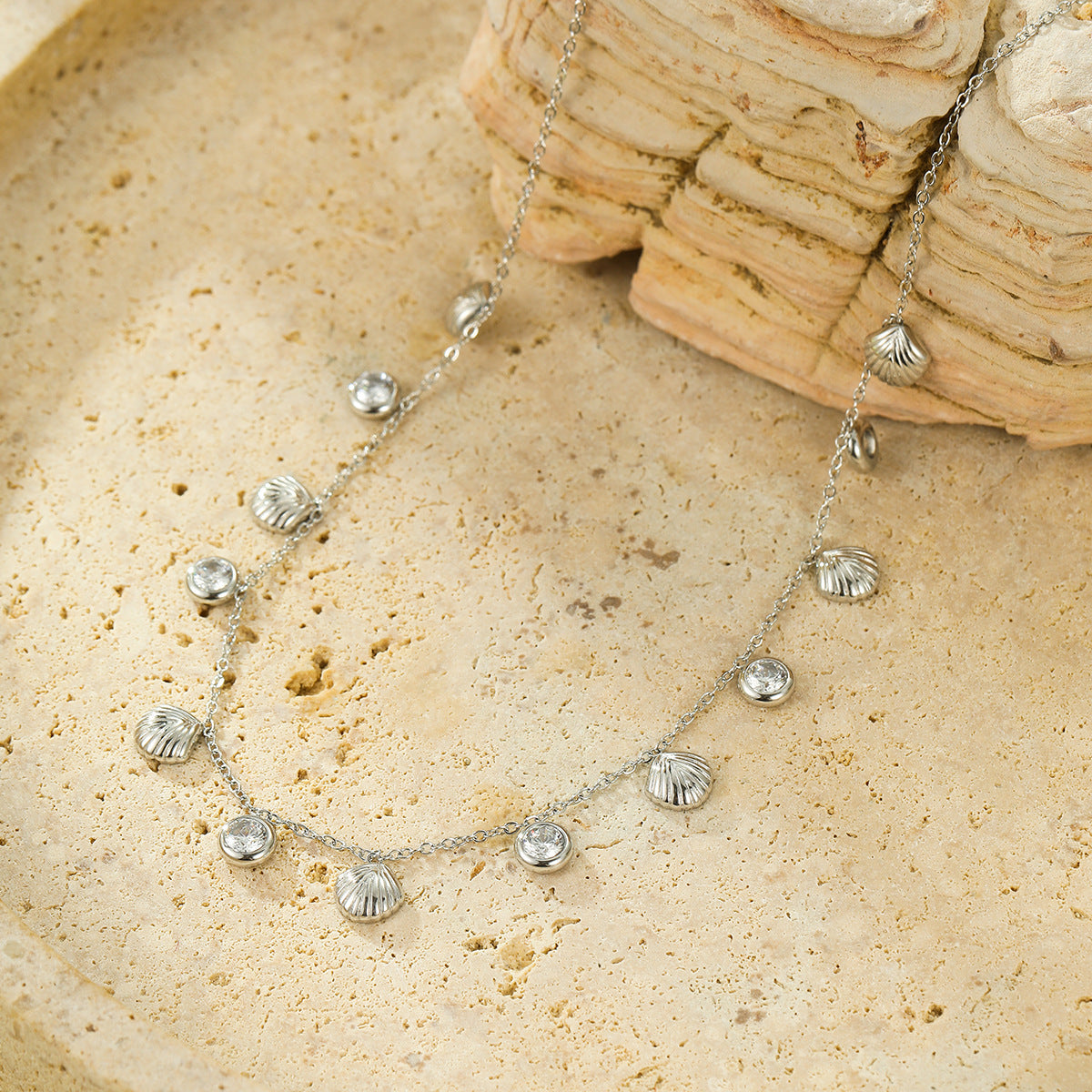 Collana da Donna Minimalista con Ciondolo a Conchiglia, Inlay in Zirconi Colorati e Catena a Serpente in Acciaio Inossidabile