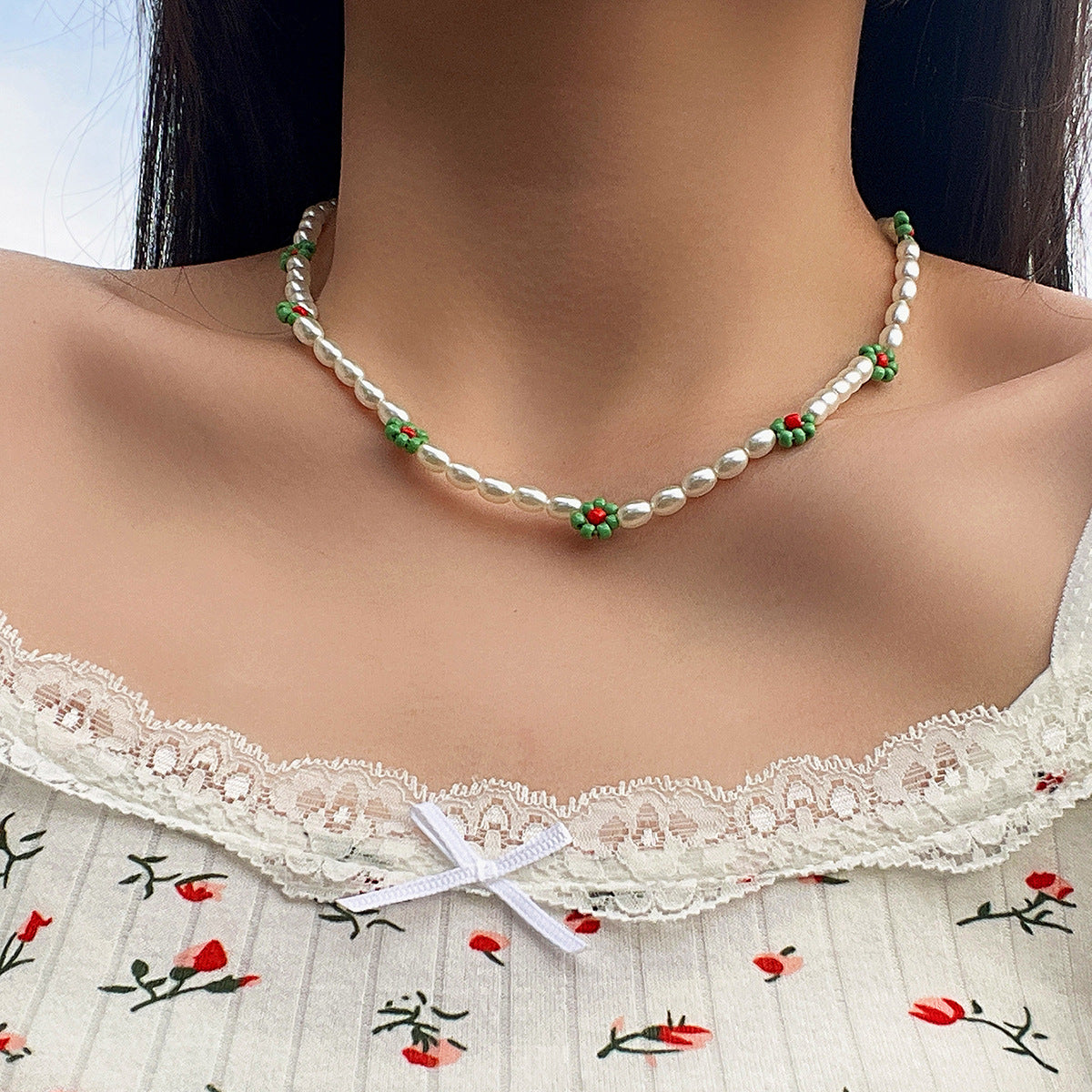 Collar con colgante Margarita bohemia con cuentas de resina hechas a mano y borlas para mujer
