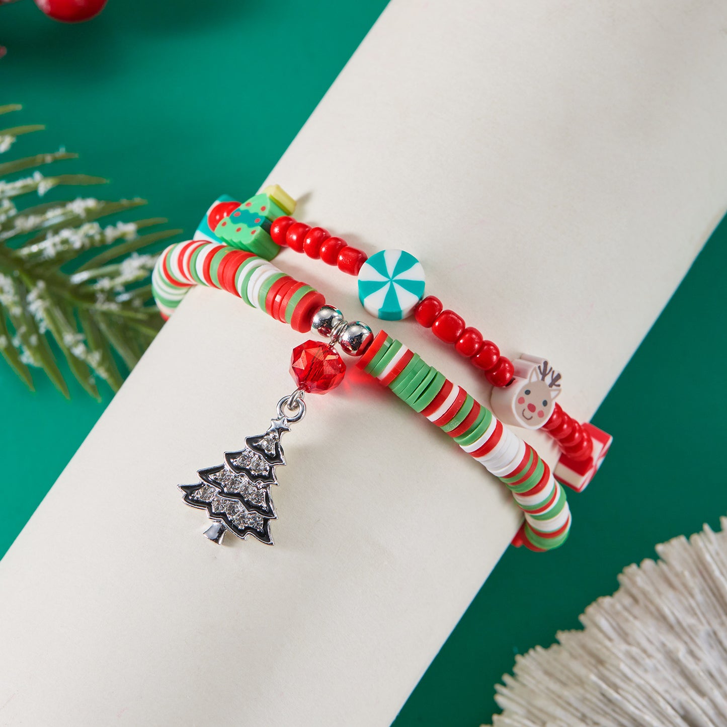 Set di Braccialetti di Natale Fatti a Mano con Perline e Personaggi dei Cartoni Animati per Donna, con Accenti in Cristallo, Vetro, Argilla Polimerica e Lega, e Motivi Festivi a Renna e Campanella