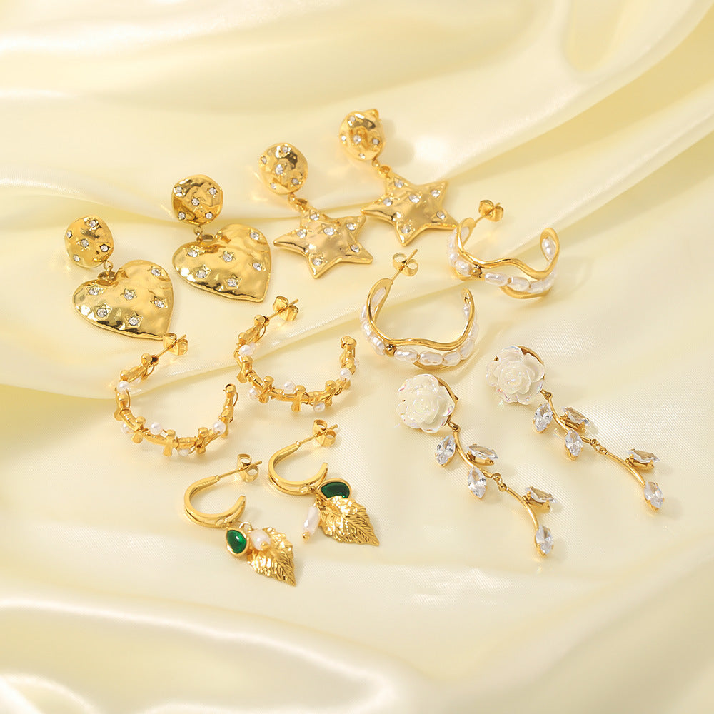 Orecchini Pendenti Minimalisti a Forma di Cuore, Stella, Foglia o Geometrica in Acciaio Inox con Placcatura in Oro 18K e Intarsi di Zirconi