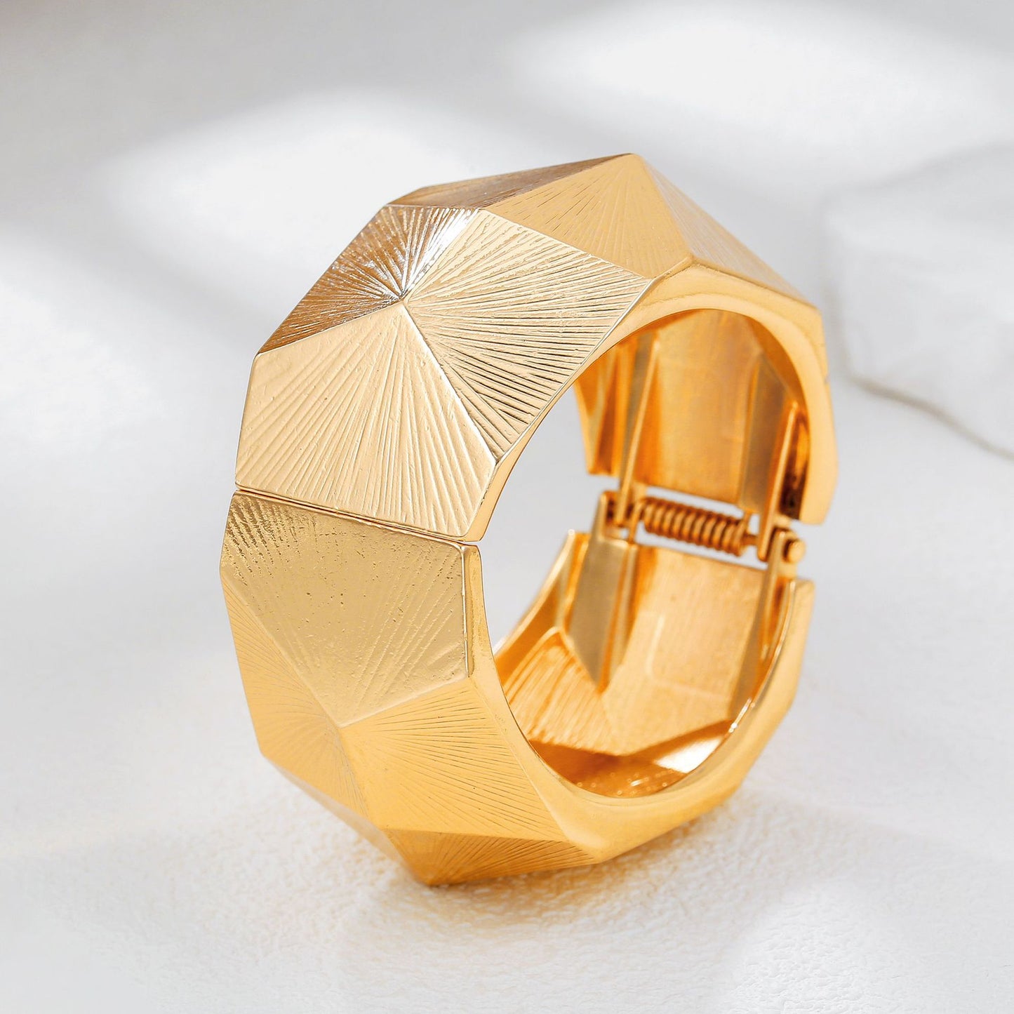 Bracciale Rigido Aperto Irregolare Geometrico da Donna in Lega con Finitura Placcata