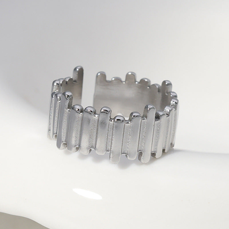 Anello aperto minimalista geometrico in acciaio inossidabile da donna con finitura placcata e design irregolare