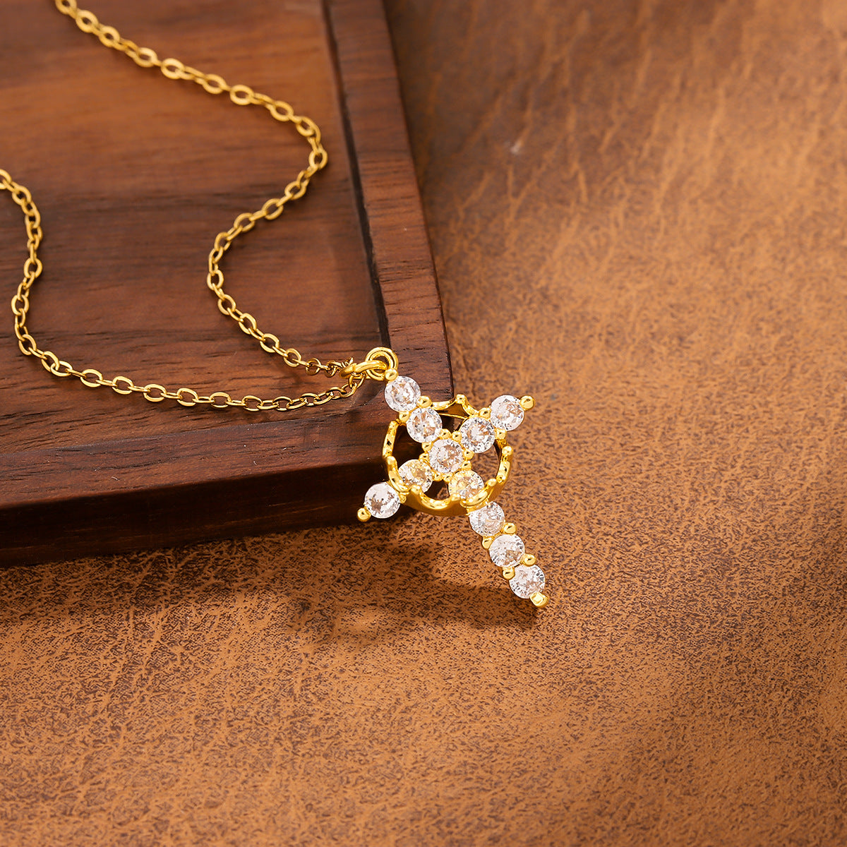 Collana da donna con ciondolo a croce vuota alla moda in acciaio al titanio con design girevole e zirconi colorati
