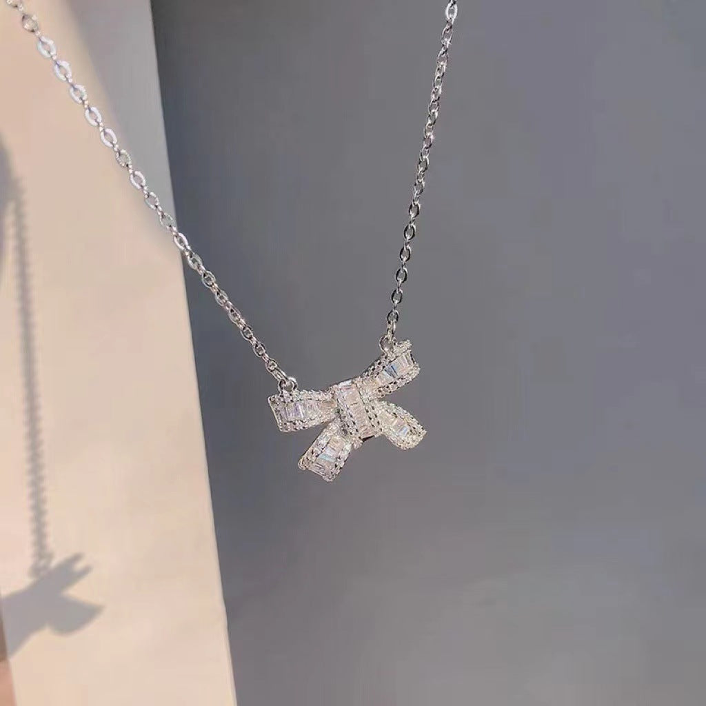 Collana in Acciaio al Titanio a Forma di Fiocco Dolce e Audace con Intarsio di Strass per Donna e Uomo, Stile Medaglione con Catena a Croce Regolabile