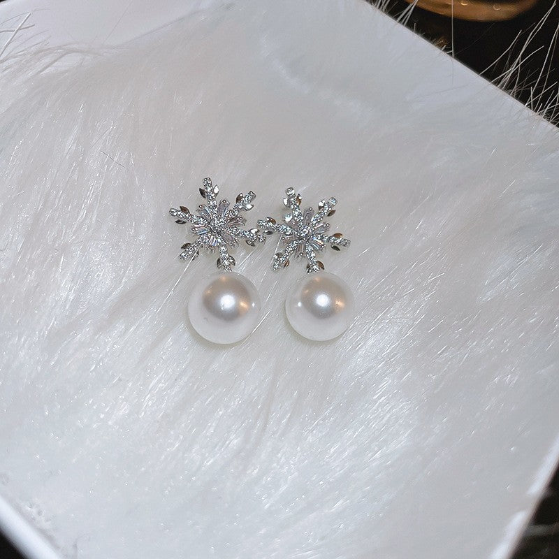 Elegantes pendientes florales de perlas con postes de plata chapados en oro para mujer