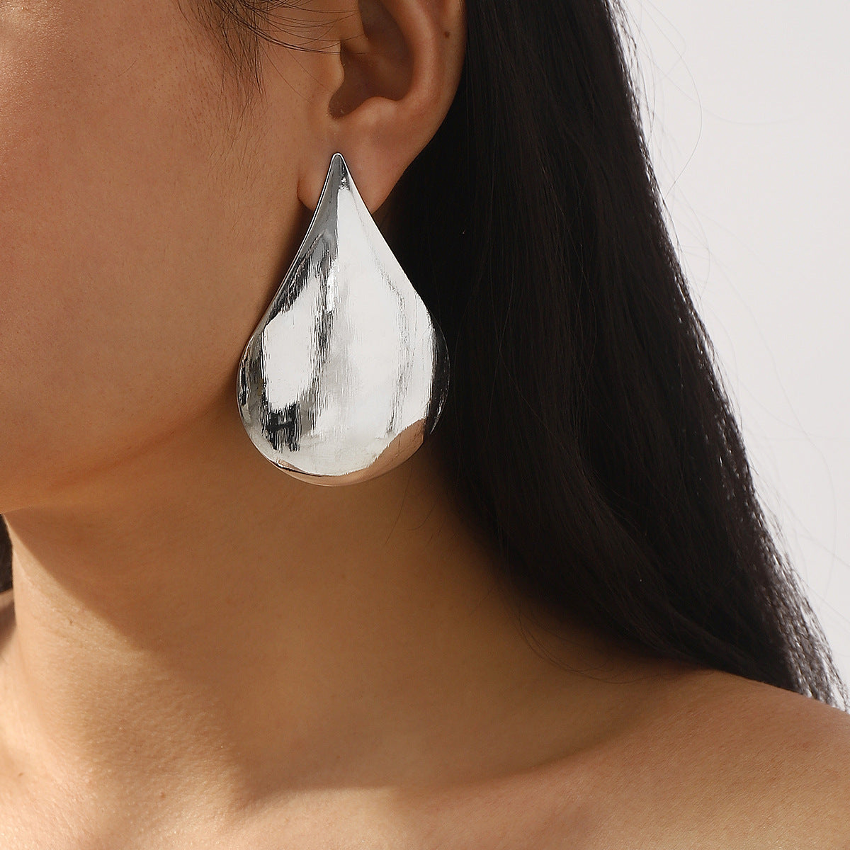 Aretes de aleación geométricos exagerados para mujer con superficie convexa pulida y acabado galvanizado