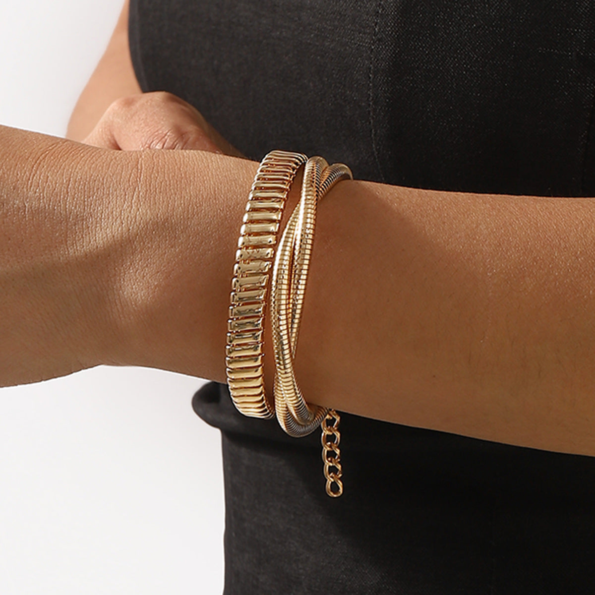 Bracciale Rigido Aperto Geometrico Minimalista con Finitura Metallica e Design a Molla in Ferro Placcato