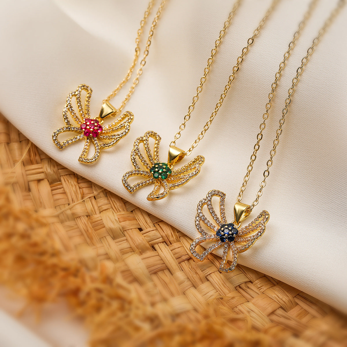 Collana con pendente a farfalla minimalista da donna con accenti di zirconi su catena in rame