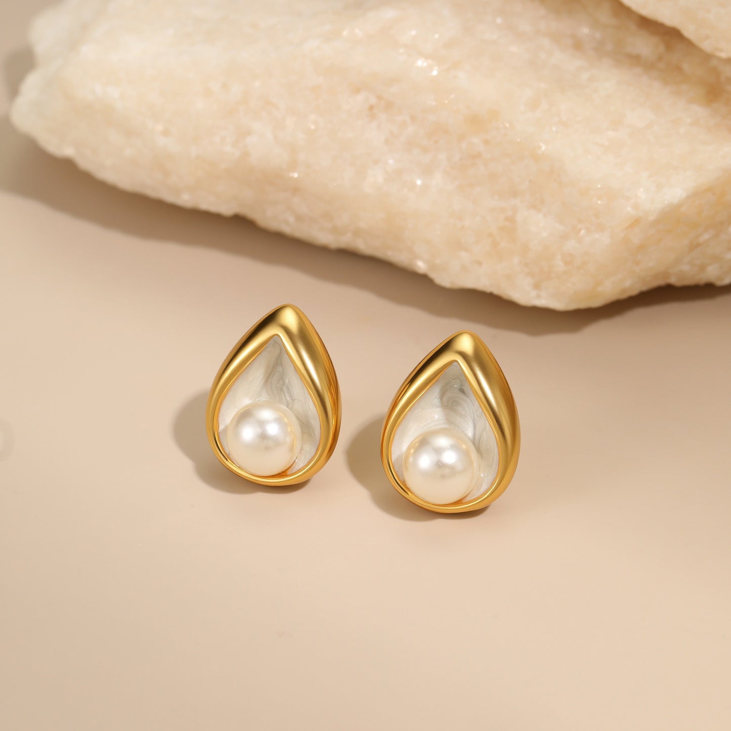 Orecchini da donna alla moda in acciaio inossidabile a forma di goccia d'acqua con accenti di perle e placcatura in oro 18 carati