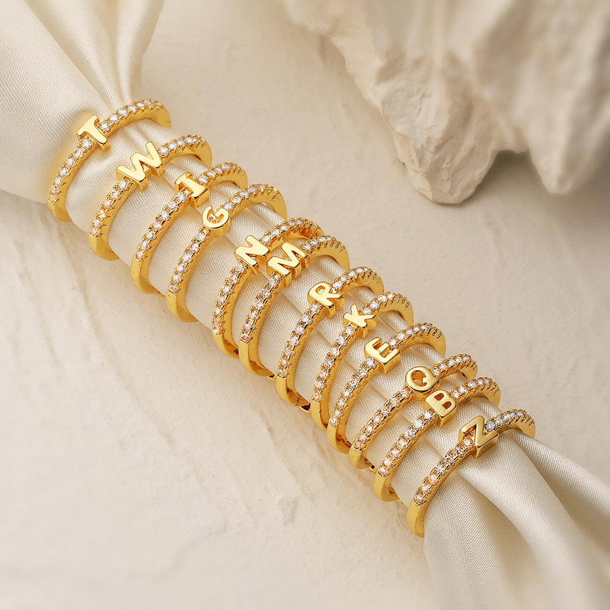 Anello in Rame Geometria Minimalista con Placcatura in Oro 18K e Zirconia Cubica, Design Regolabile a Lettera per Donna