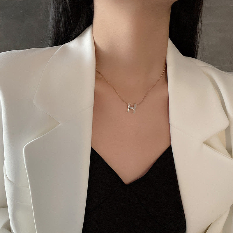 Collana con Pendente a Lettera H Minimalista in Acciaio al Titanio con Placcatura in Oro e Intarsi in Zirconi per Donna