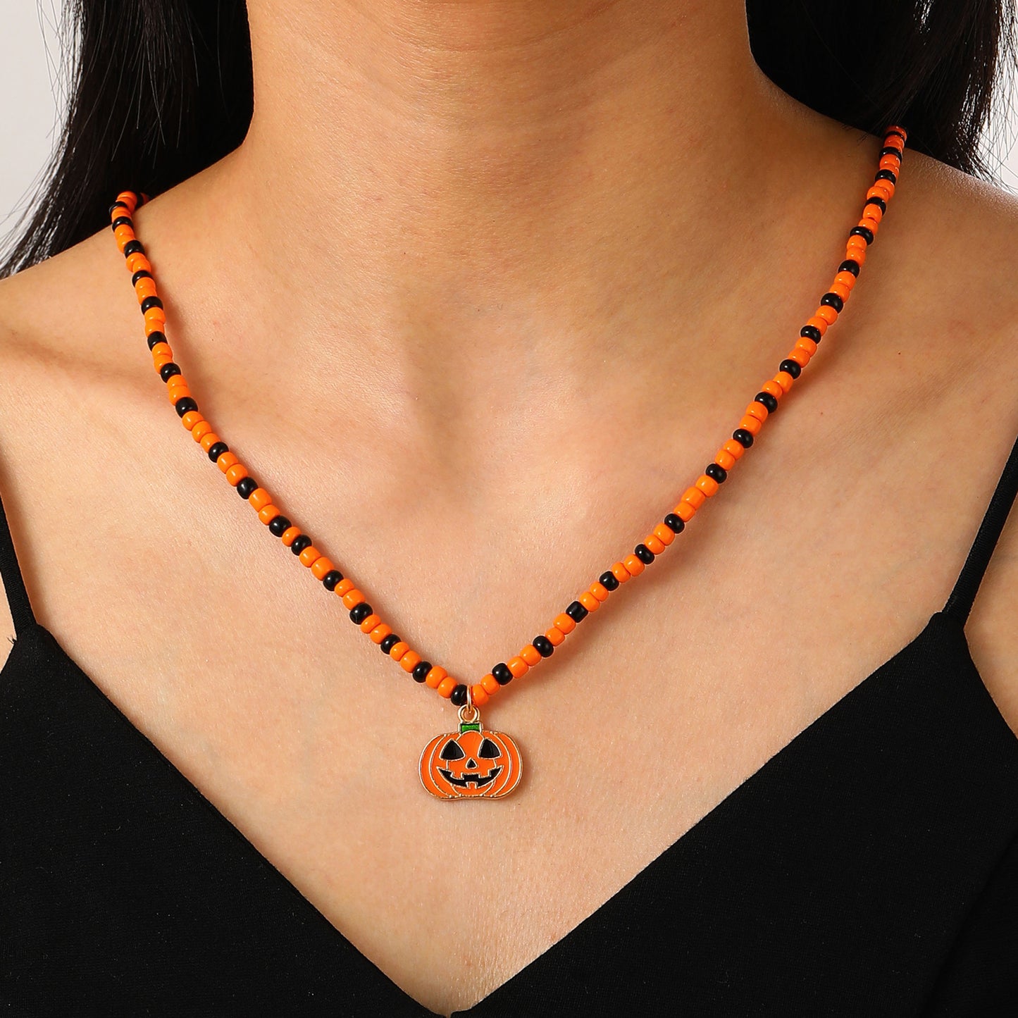 Collar con colgante de calavera gótica de Halloween con cadena de cuentas para mujer, diseño de esqueleto de estilo oscuro en aleación con detalles de cuentas