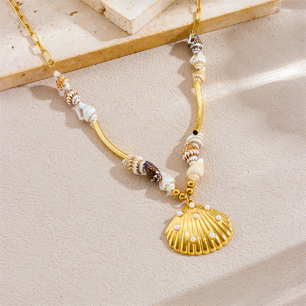 Collana con ciondolo a conchiglia in acciaio inossidabile da donna stile retrò tropicale con finitura placcata e catena a scatola