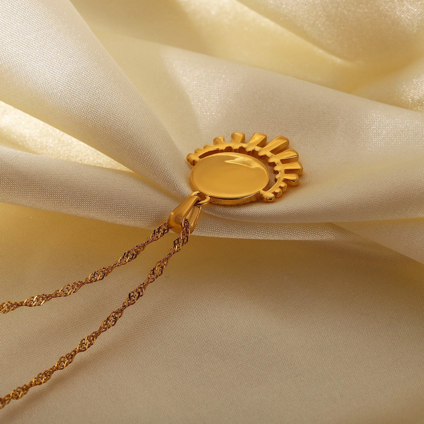 Collana con ciondolo a occhio ovale in zirconi cubici placcato oro 18 carati in acciaio inossidabile stile Old Money da donna