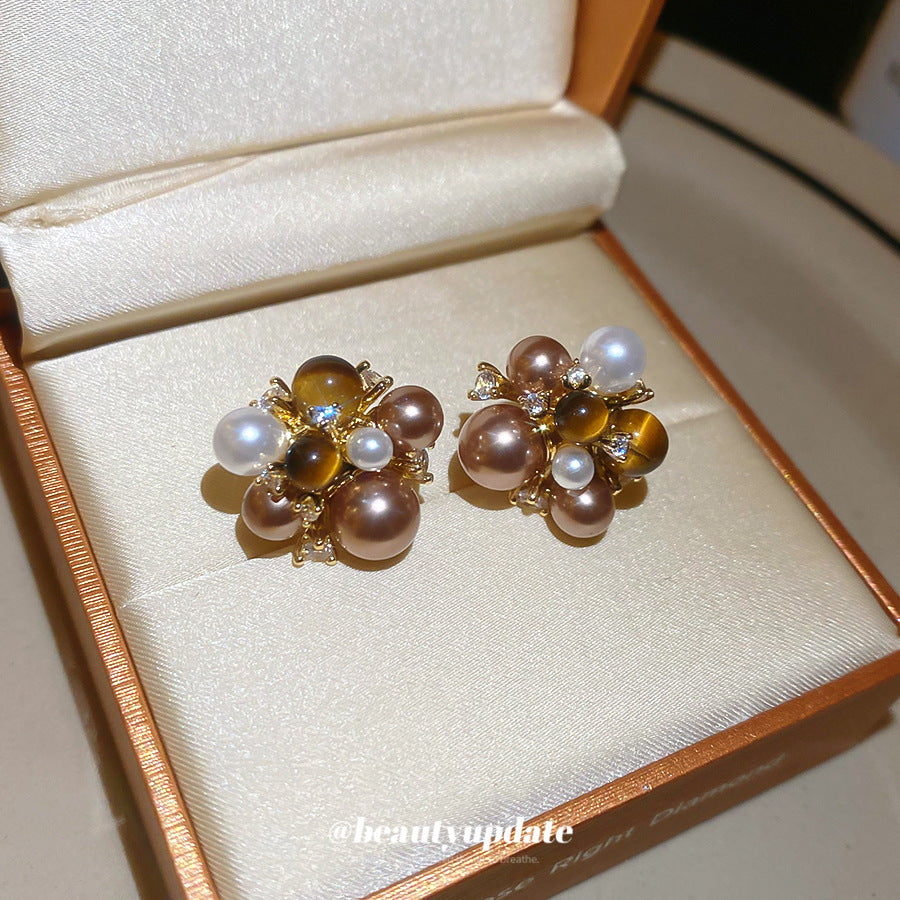 Orecchini pendenti floreali vintage con perle finte, intarsi in zircone e perno in acciaio inossidabile da donna