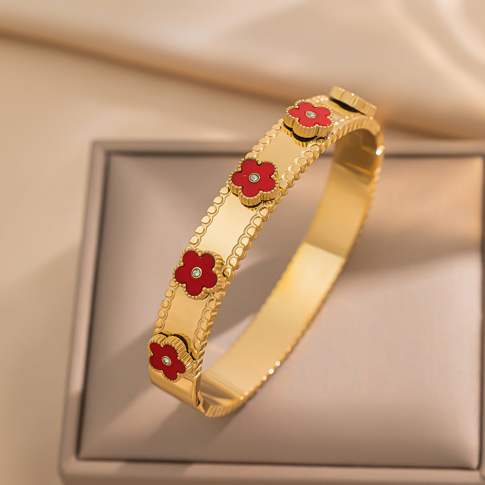 Bracciale da donna elegante a forma di trifoglio in acciaio al titanio con madreperla, intarsio di strass e placcatura in oro 18 carati