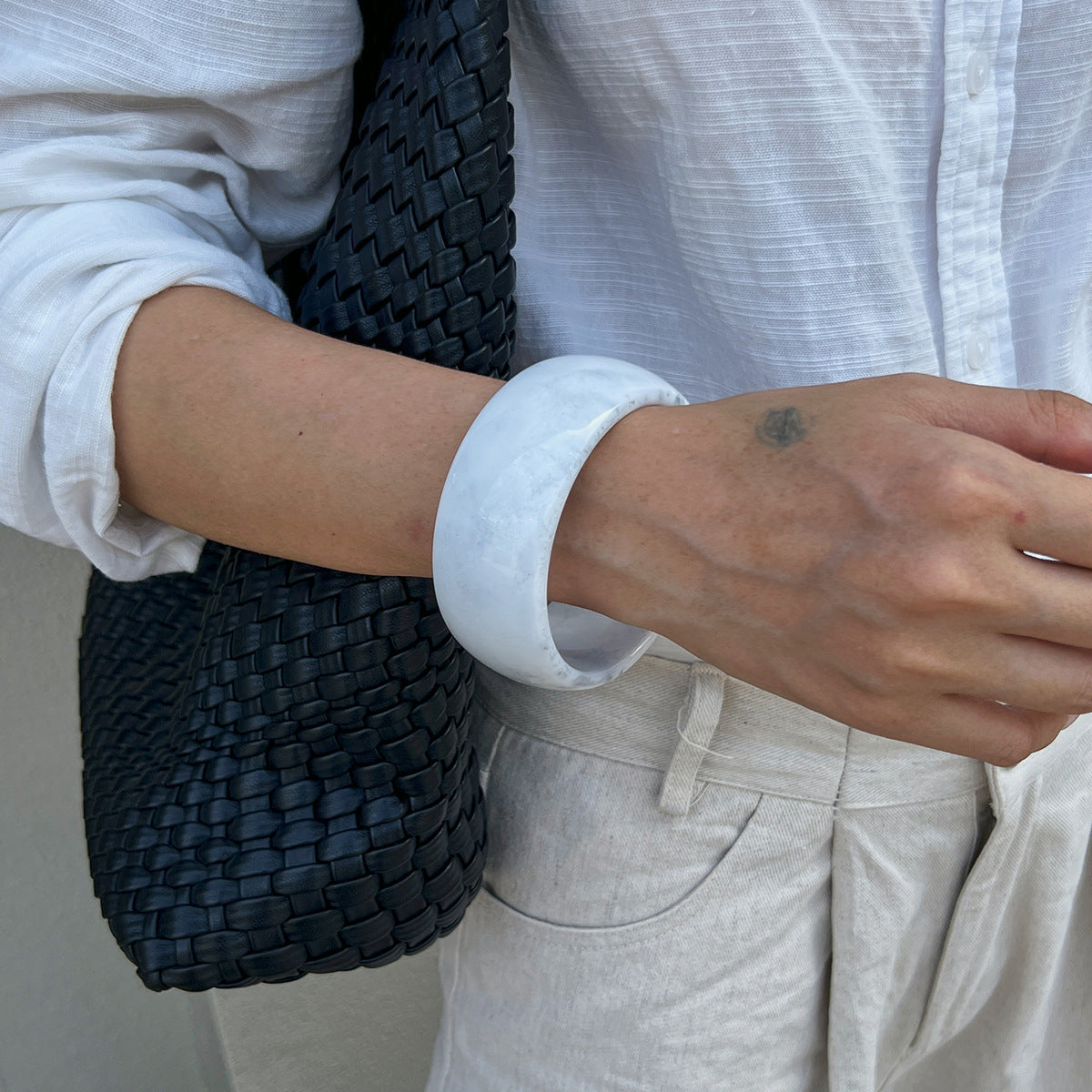 Pulsera de acrílico translúcido con gradiente estilo Instagram para mujer con banda ancha redonda asimétrica irregular
