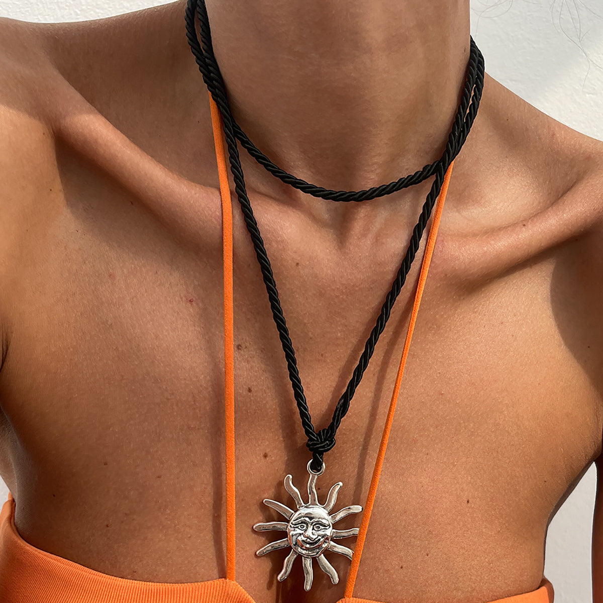 Collana con pendente a forma di girasole stilizzato, in lega con finitura placcata, da donna