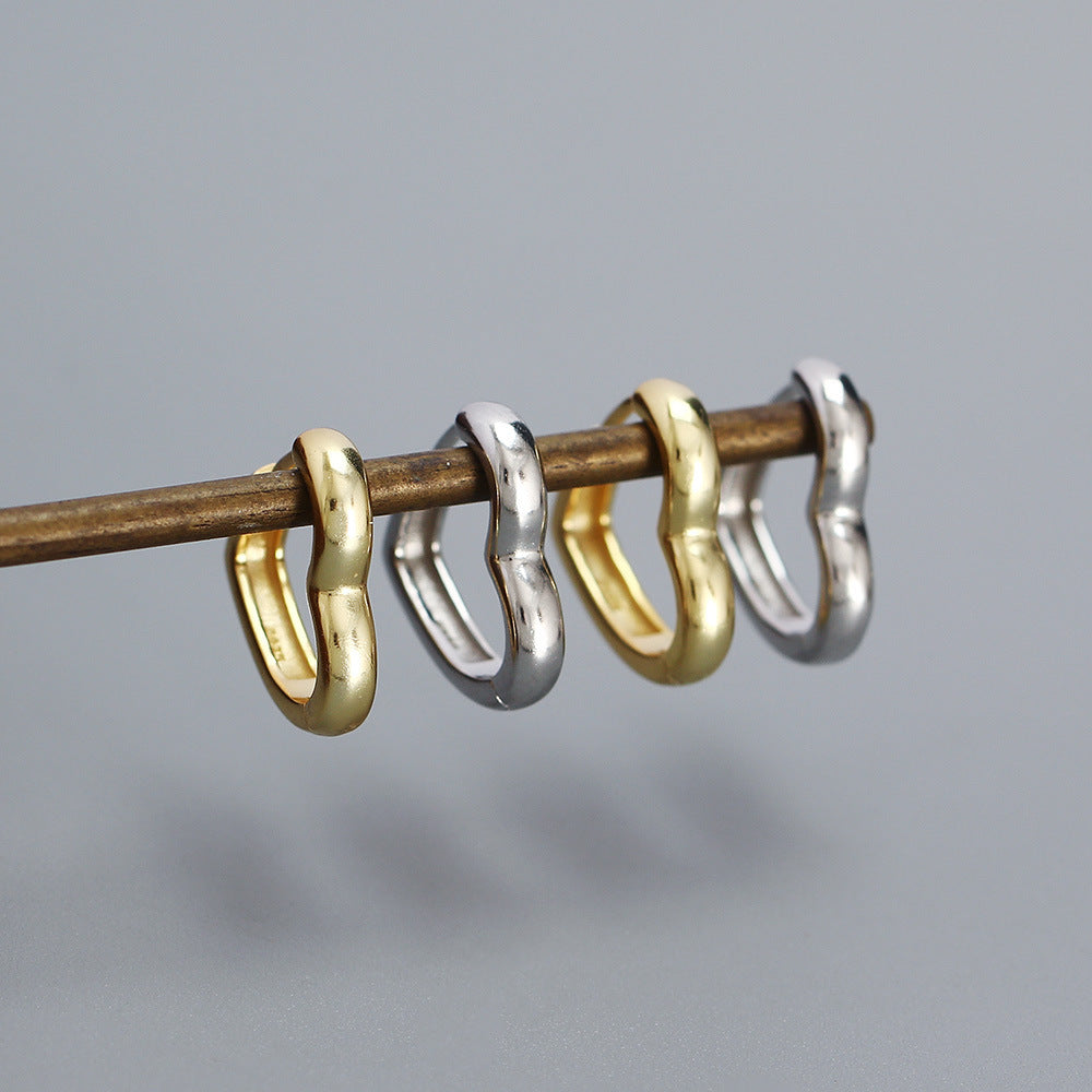 Orecchini a perno a forma di cuore in argento sterling S925 con finitura lucida — Gioielli da donna alla moda adatti per l'ufficio
