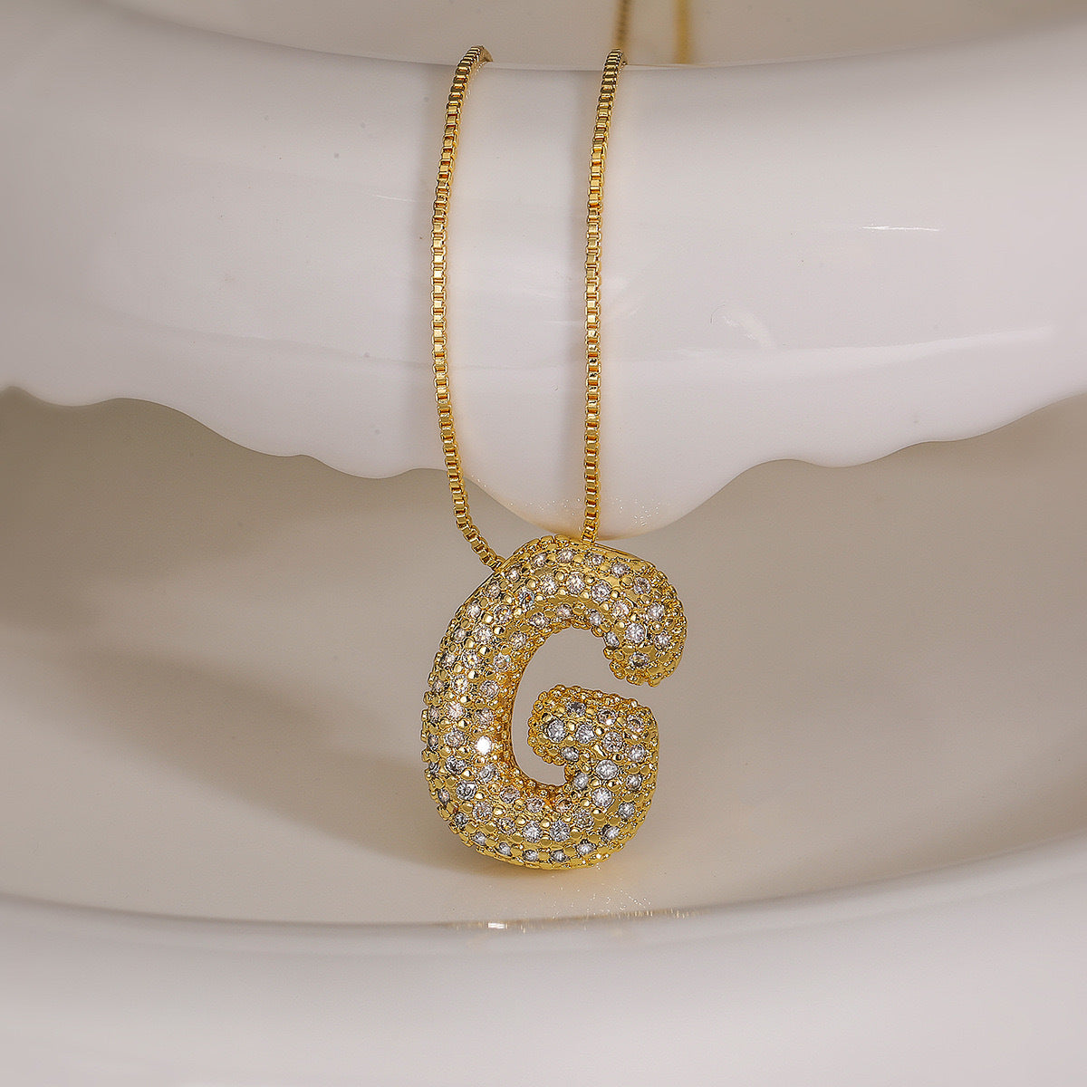 Collana da donna in acciaio al titanio placcato con lettera minimalista e zirconi cubici