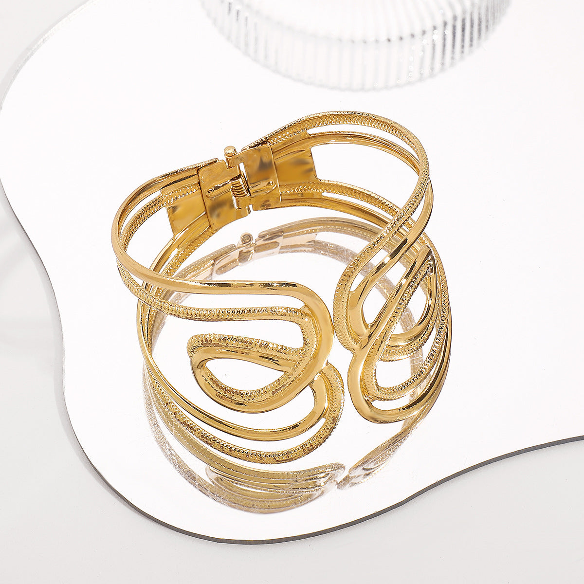 Pulsera vintage minimalista geométrica de muelle abierto para mujer hecha de hierro con acabado chapado
