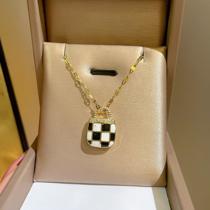 Collana Minimalista con Catena a Labbra in Acciaio al Titanio con Pendente in Rame e Intarsio di Strass