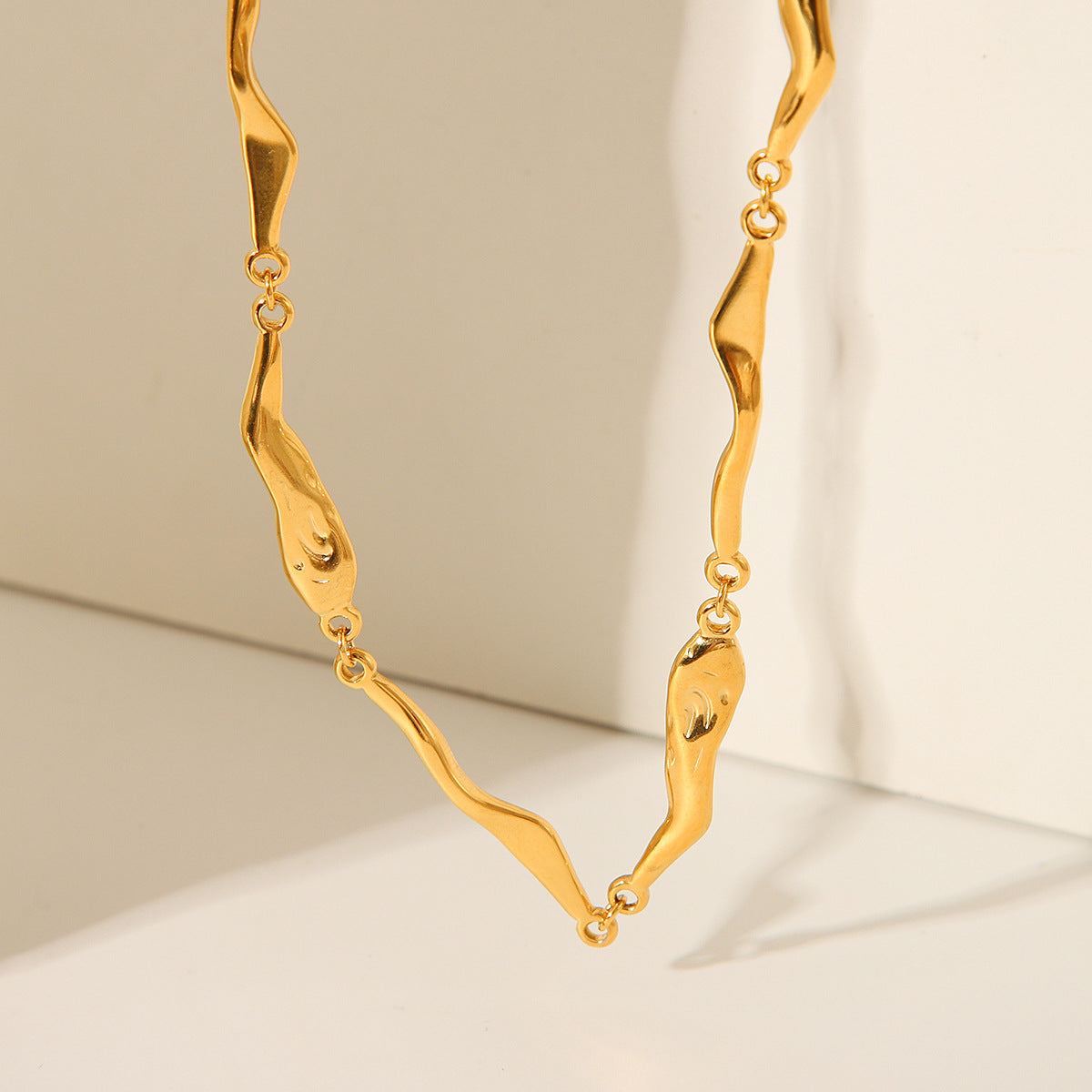Collana Irregolare a Geometria Clavicolare da Donna in Acciaio Inossidabile con Ciondolo in Acciaio al Titanio e Finitura Elettroplaccata