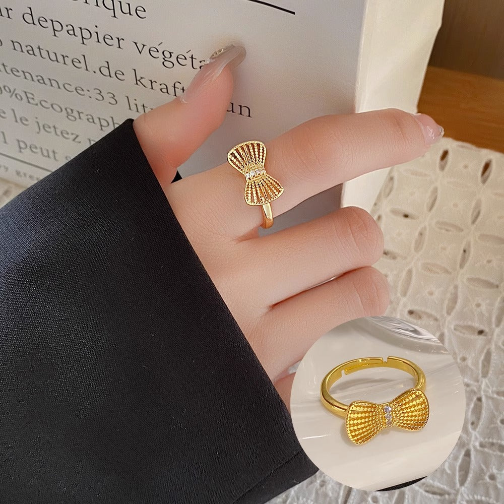 Anello Minimalista a Fiocco per Donna con Zirconia Micro-Incastonata su Base in Ottone Placcato Finitura Anello Regolabile