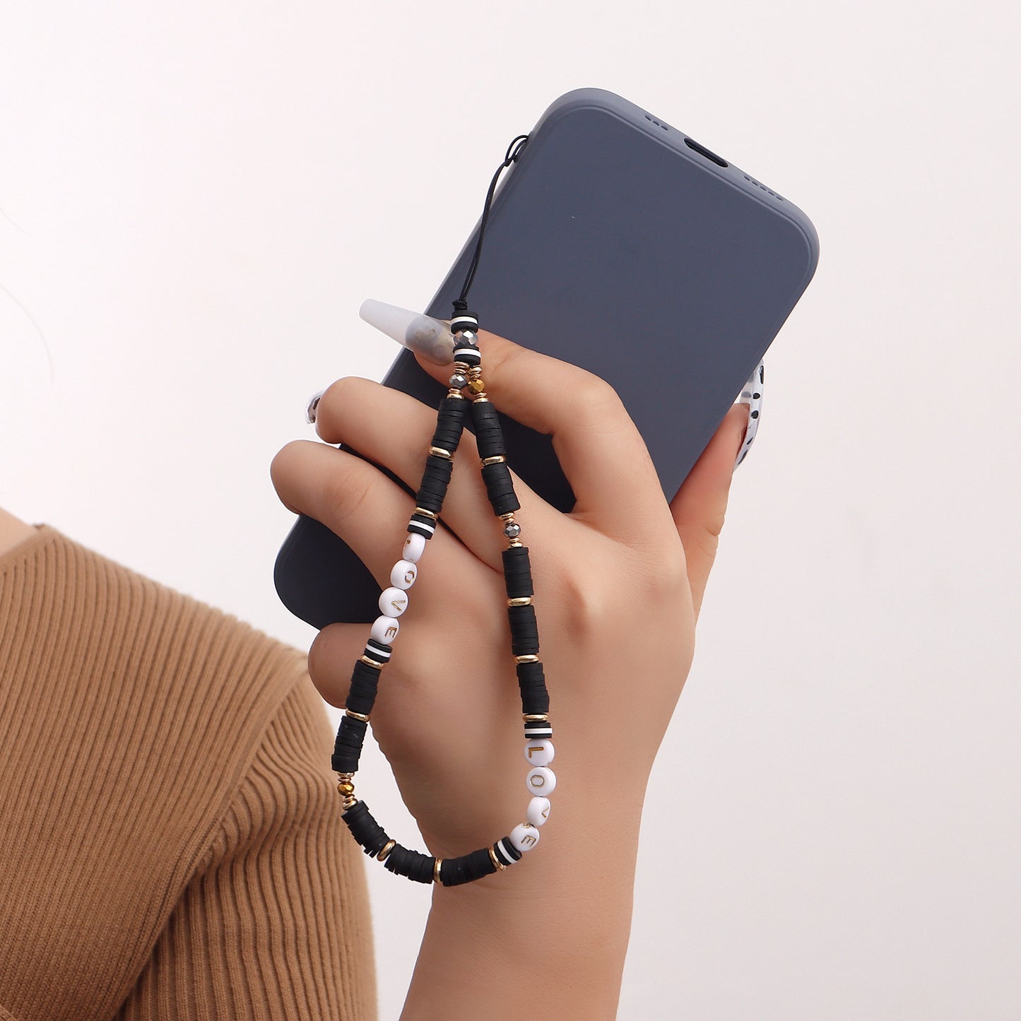 Elegante ciondolo per telefono da donna Chic LOVE Letter Evil Eye con corpo in lega e finitura galvanizzata, cordino per telefono intrecciato a mano