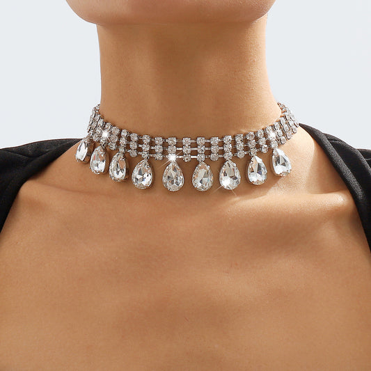 Collar con dije geométrico dulce y atrevido con pedrería y cadena de garra con acabado chapado para mujer