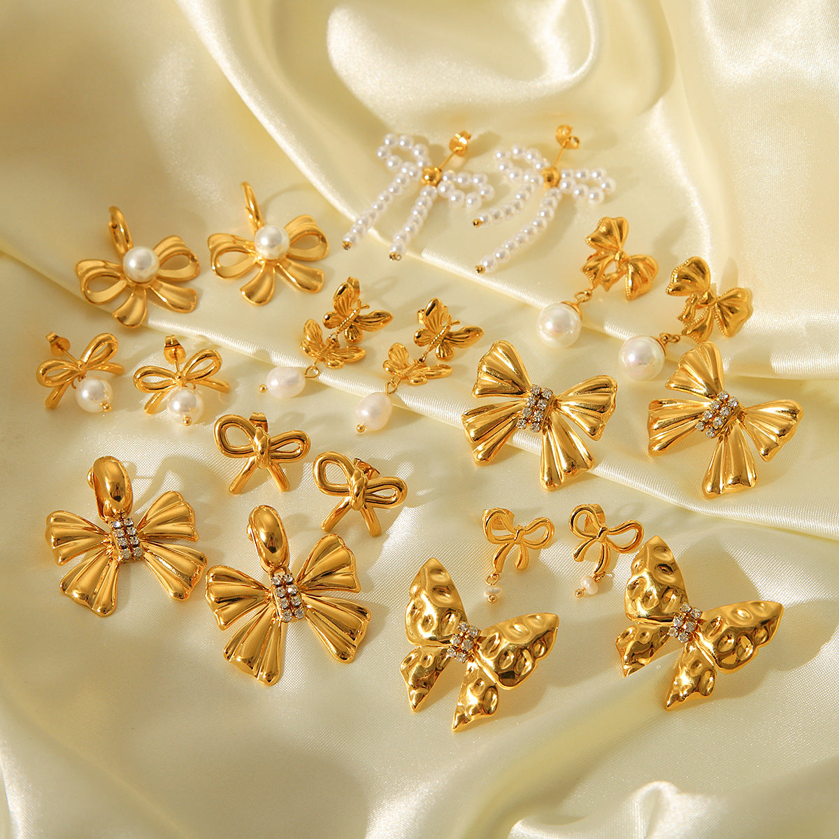 Orecchini a perno da donna in acciaio al titanio a forma di fiocco, ispirati alla moda francese, placcati in oro 18 carati e impreziositi da perle