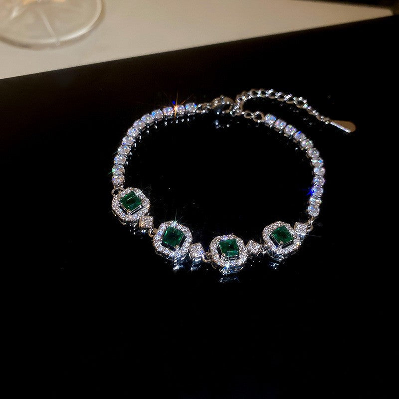 Elegante bracciale da donna con fiore geometrico e accenti in zircone, in rame placcato, stile trendy da ufficio, gioiello versatile e lussuoso per la mano