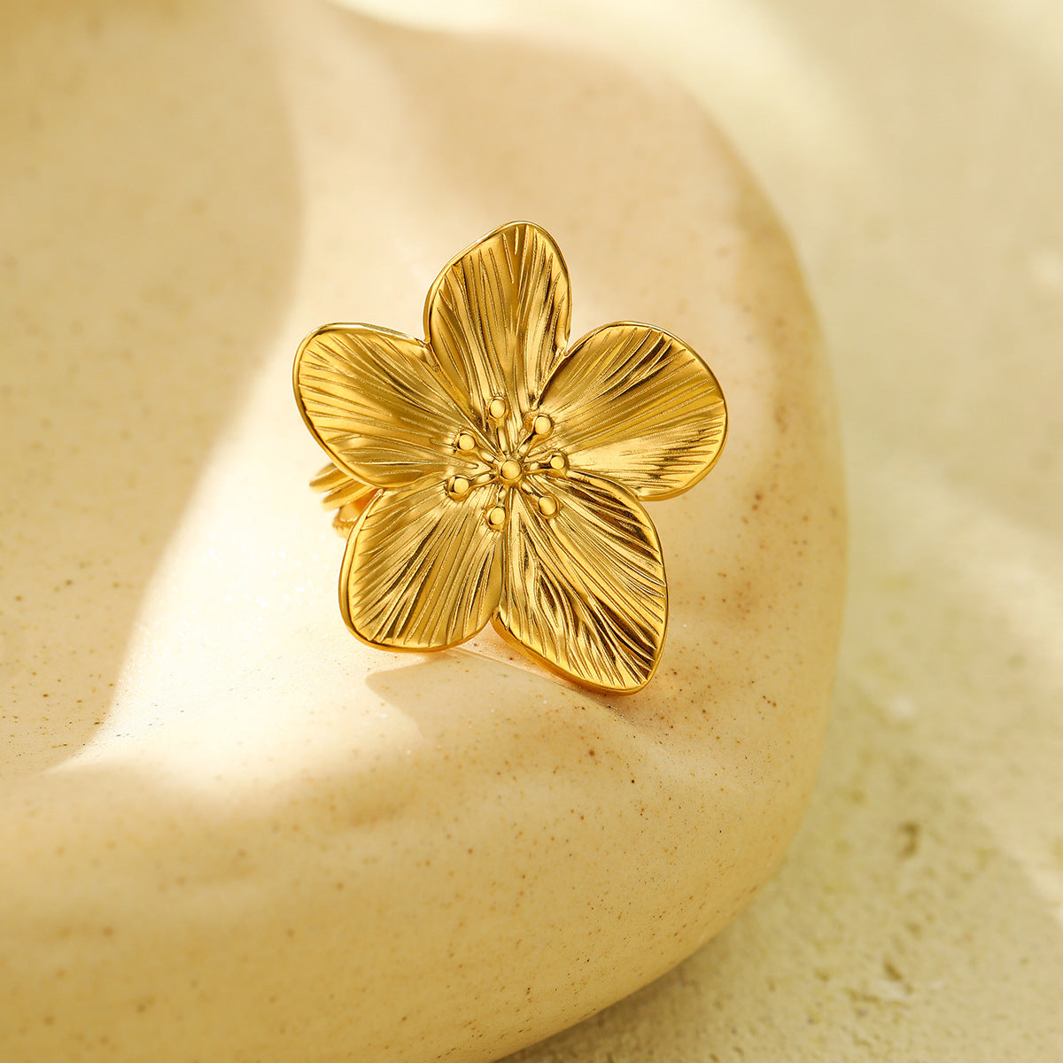 Anello da donna regolabile aperto in acciaio inossidabile placcato oro 18 carati con motivo floreale vintage alla francese