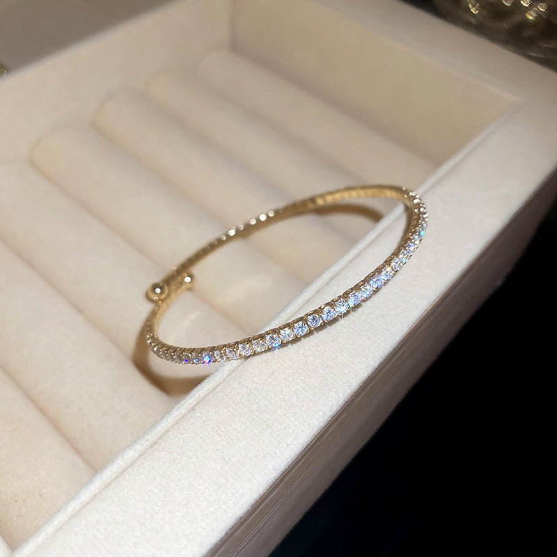 Bracciale rigido aperto da donna minimalista ed elegante in rame con intarsio di strass