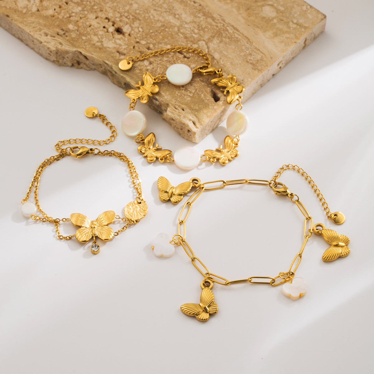 Elegante bracciale da donna con ciondolo a farfalla in stile vintage francese, realizzato in acciaio inossidabile con inserti in conchiglia naturale