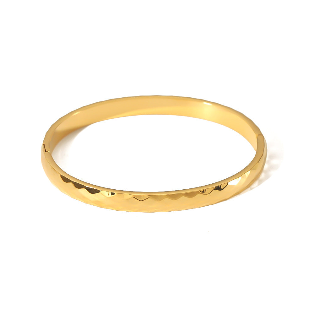 Bracciale geometrico in acciaio al titanio da donna con placcatura in oro 18 carati e finitura a trama ondulata