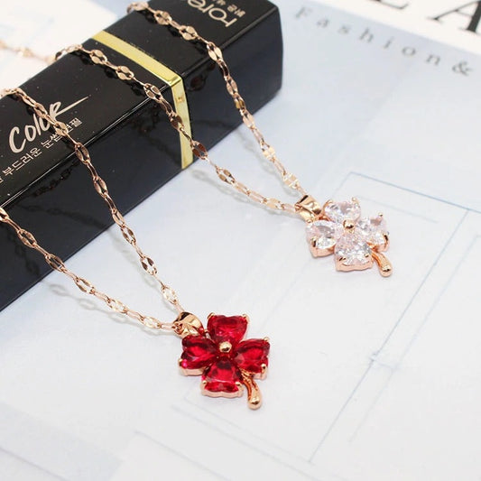 Collana con pendente a quadrifoglio per donna in acciaio al titanio placcato oro, catena clavicola minimalista, graziosa e fresca
