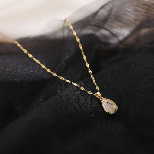 Tulip-Shaped Pendant Necklace for Women in Titanium Steel with Plated Finish, Minimalist Botanical Design, Delicate Clavicle Chain