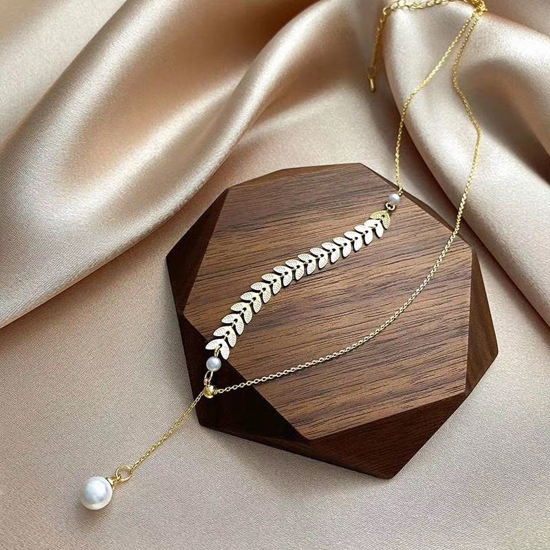Elegante collar de clavícula con espiga de trigo y colgante de perla en cadena ondulada de acero de titanio con baño de oro para mujer