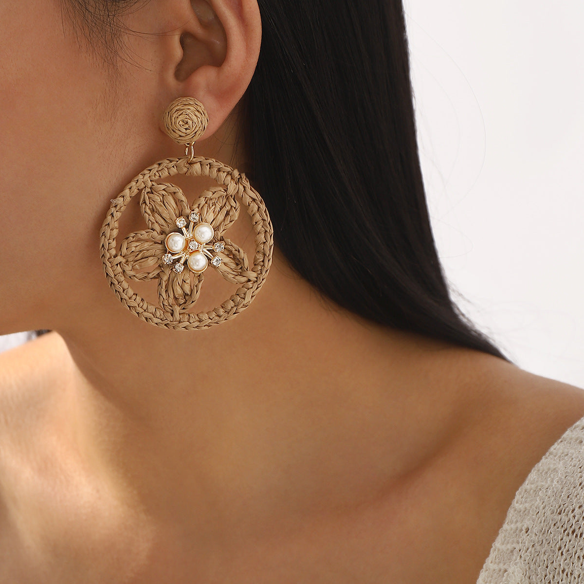 Orecchini a perno con fiore in rafia fatti a mano con strass e perle finte, stile vacanza, per donna