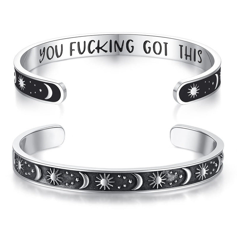 Pulsera Minimalista de Acero Inoxidable Grabada con Láser, con Diseño C, Motivo de Sol, Luna y Estrellas y Texto Inspirador en Inglés
