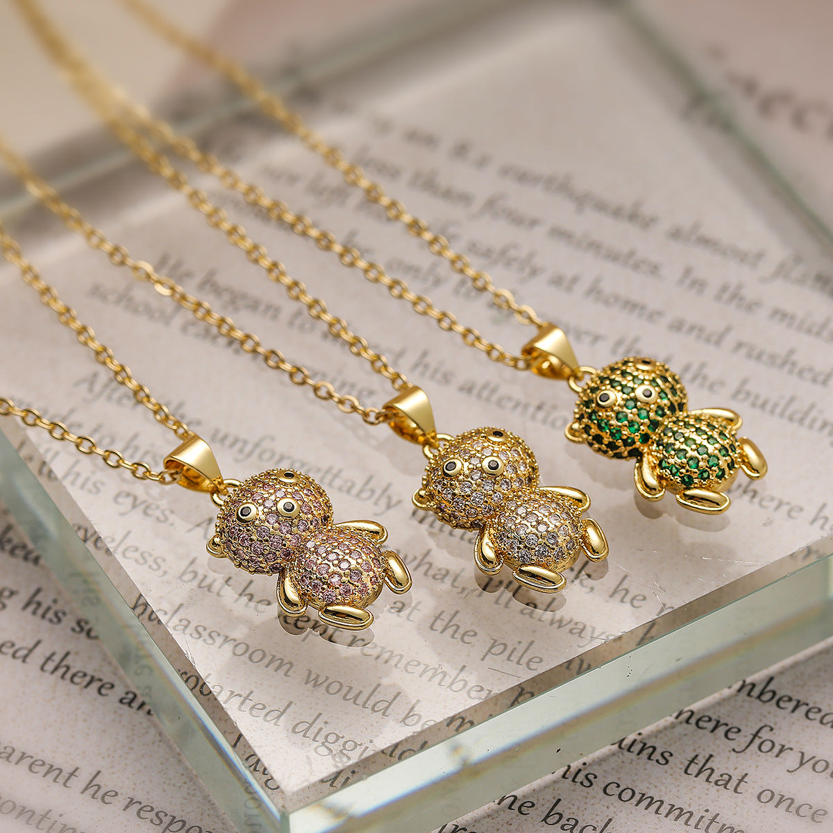 Collana minimalista a forma di orso in rame placcato oro con accenti di zircone per donne