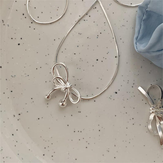 Delicado Collar Minimalista con Lazo en Plata de Ley 925 con Acento Geométrico