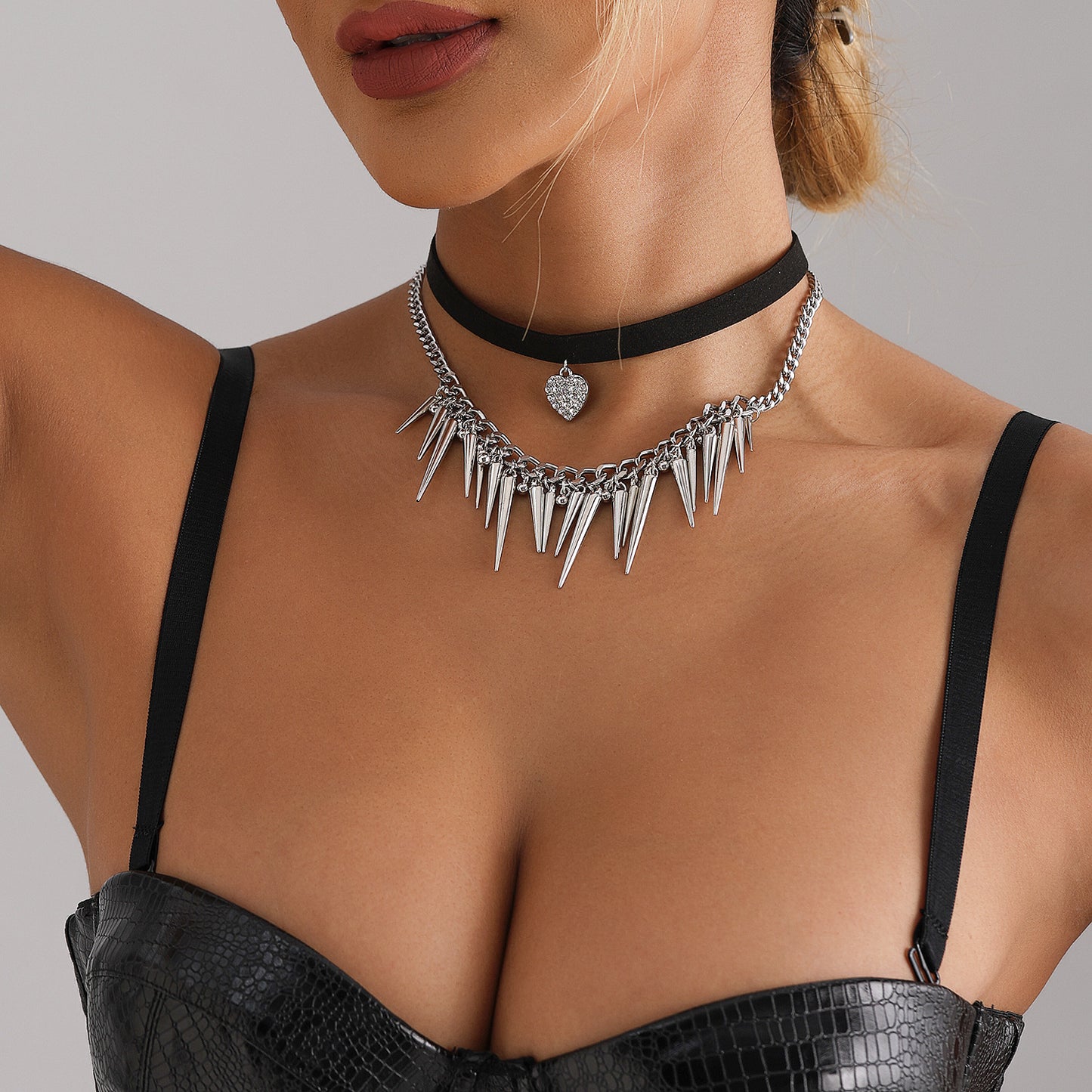 Dark Y2K Style Heart Pendant Necklace with Geometric U-Shaped Design, Electroplated Alloy Pendant on Velvet Cord, Fashionable Clavicle Chain for Women