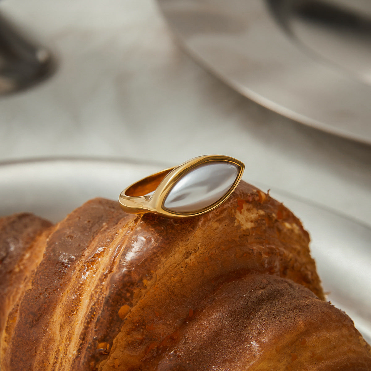 Elegant Minimalist Oval Geometric Pearl Inlay Plated Stainless Steel Ring for Women